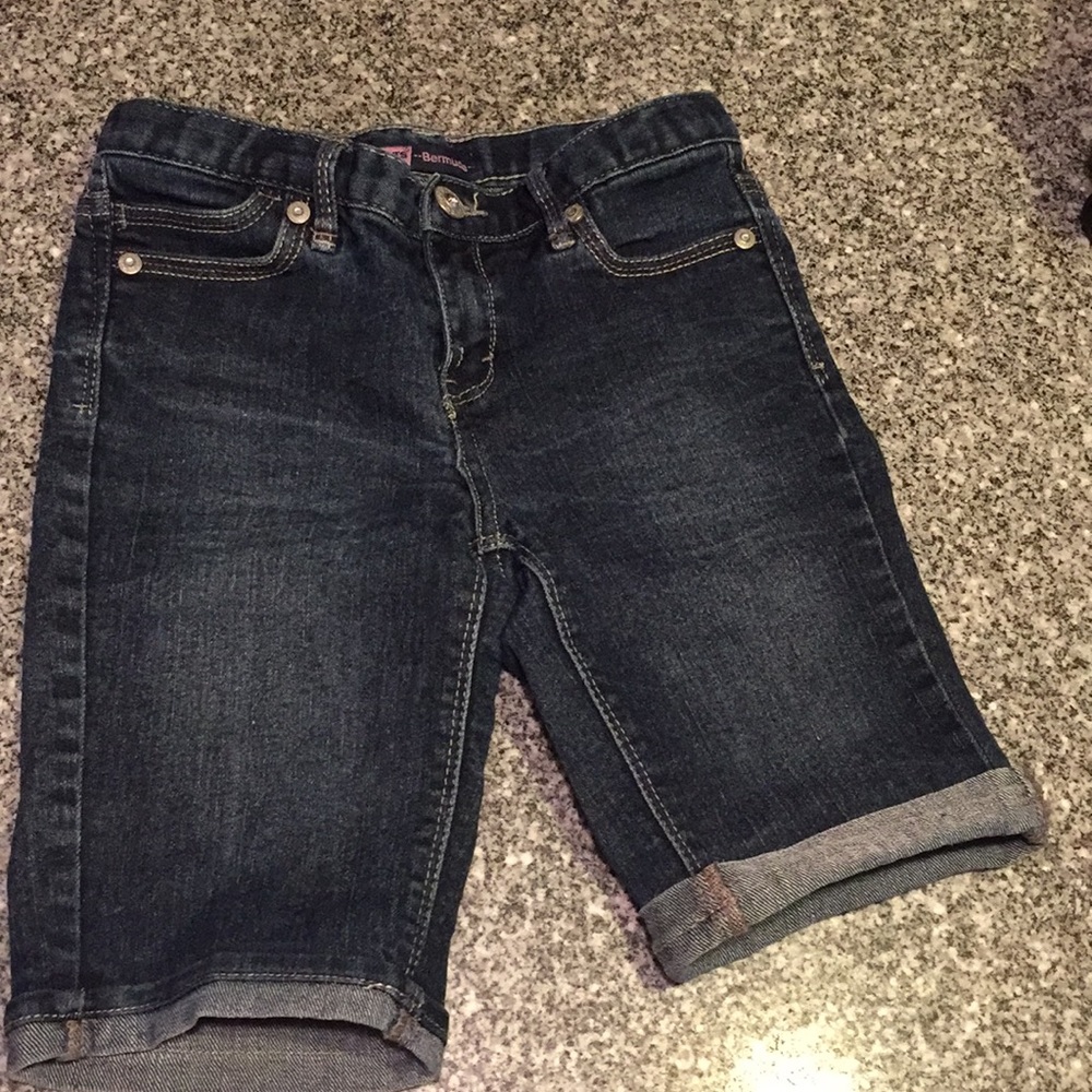 Like new girls Levi’s Bermuda jean shorts